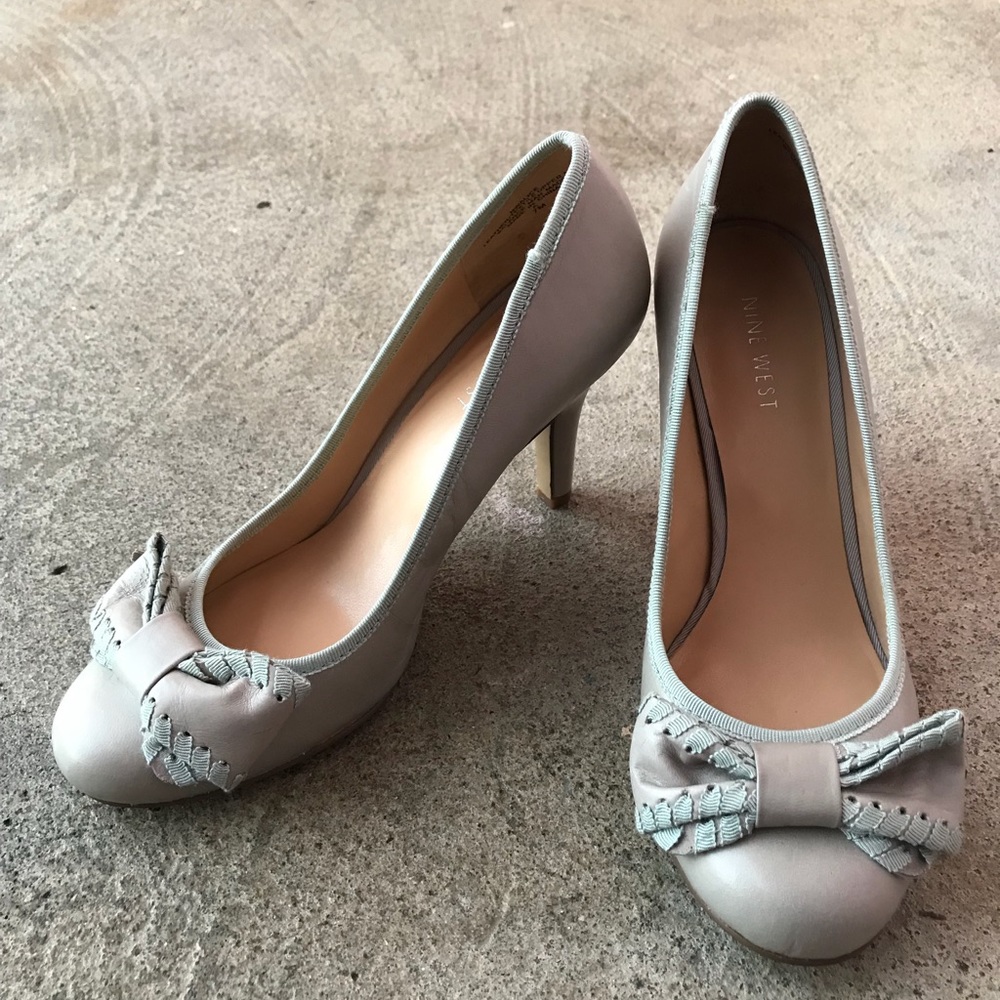 Nine West light grey/skyblue bow heels